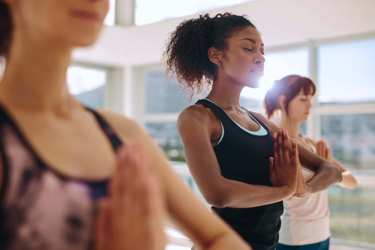 Foco total A imagem tem três mulheres meditando.